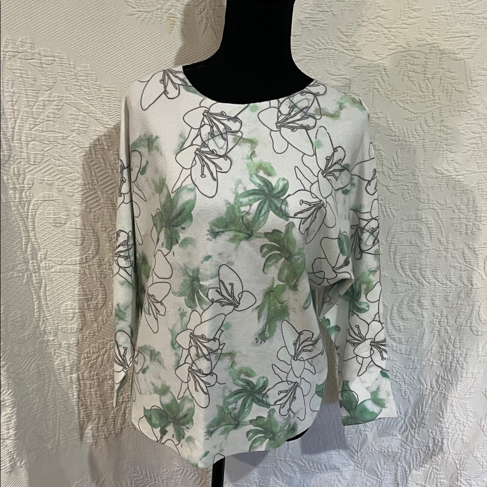Sioni Floral Green‎ and White Top, size medium, NWT
